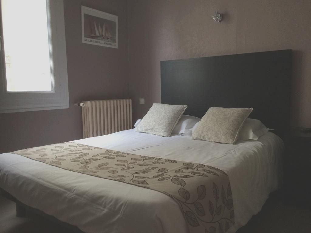 Hotel Les Voyageurs レ・サ​​ーブル・ドロンヌ 部屋 写真