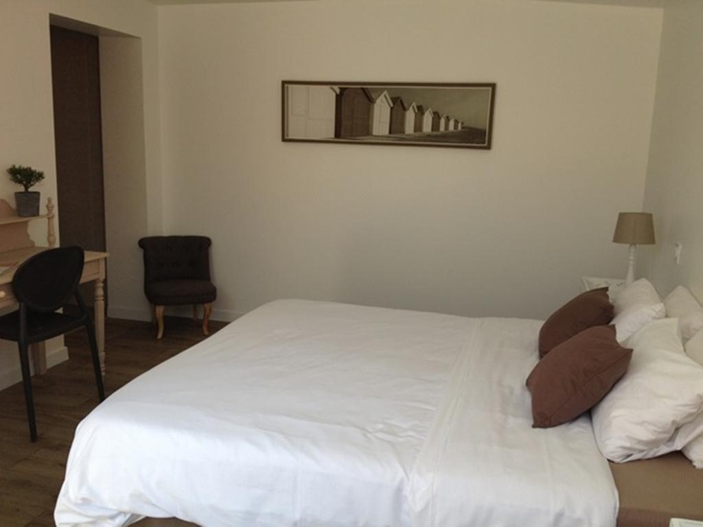 Hotel Les Voyageurs レ・サ​​ーブル・ドロンヌ 部屋 写真